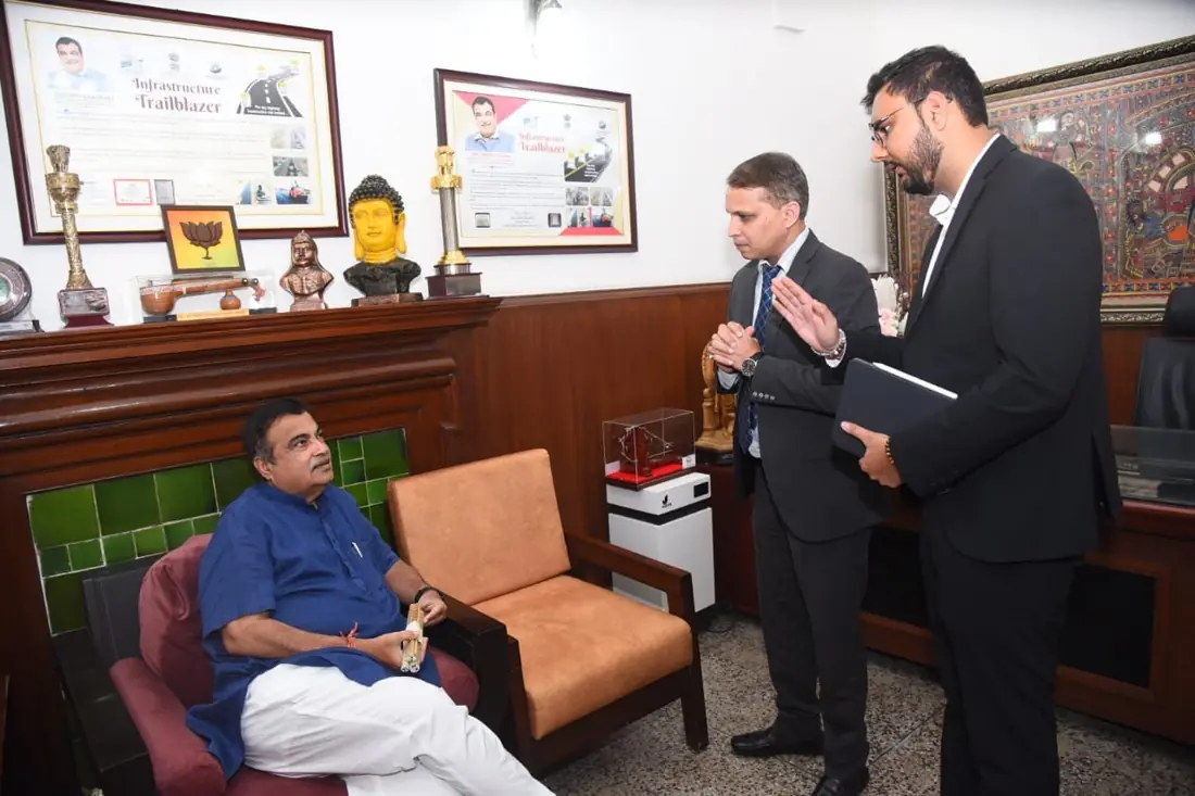 Endurobar team with Union Minister Shri Nitin Gadkari